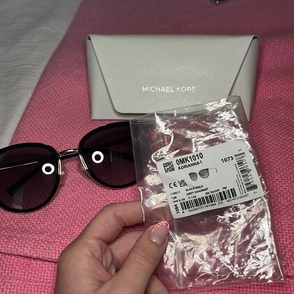 *Brand New/Never Been Worn* Michael Kors Adrianna I Sunglasses - Picture 4 of 5